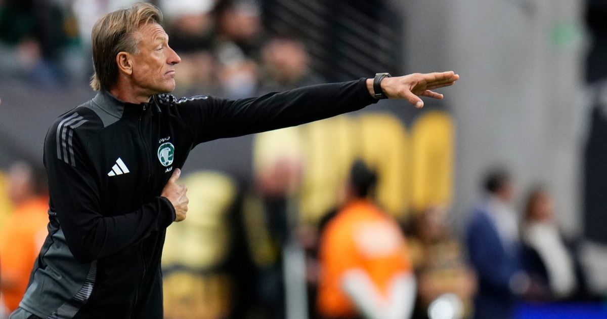 رونار يدعو لاعبي السعودية إلى تحمل المسؤولية ويلوم الهجوم