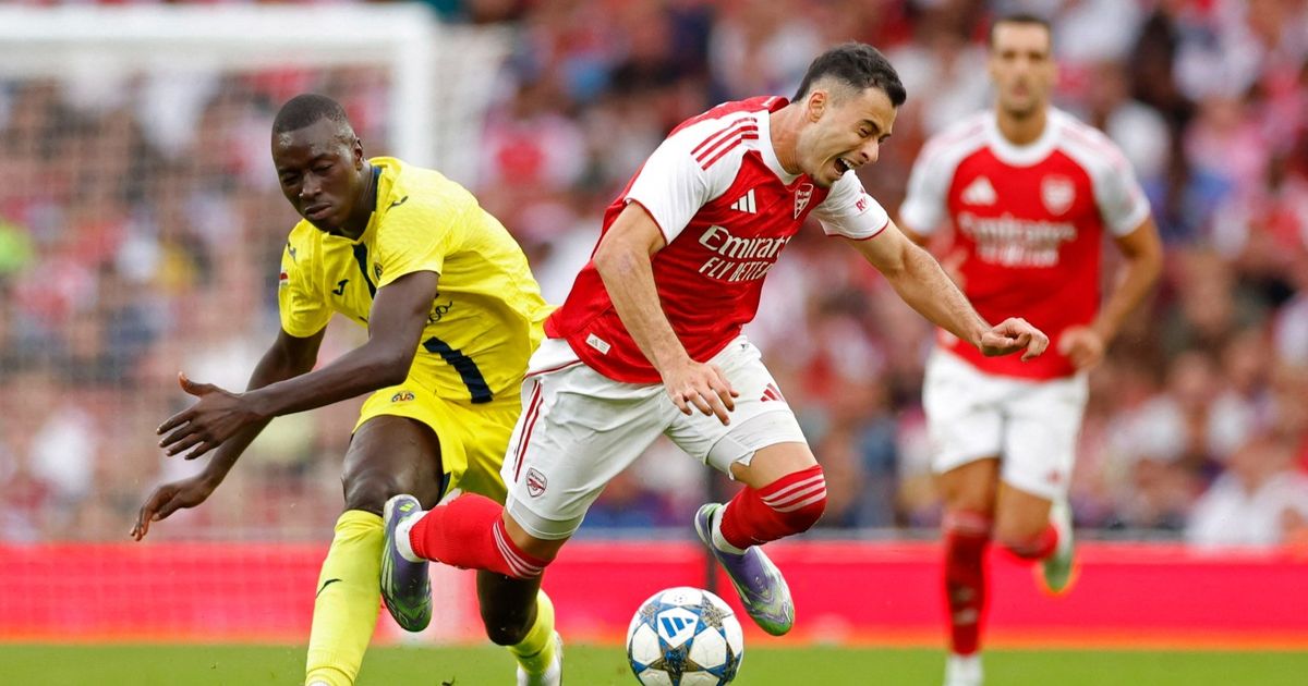 نيوم السعودي يراقب السنغالي باب غاي لاعب وسط فياريال