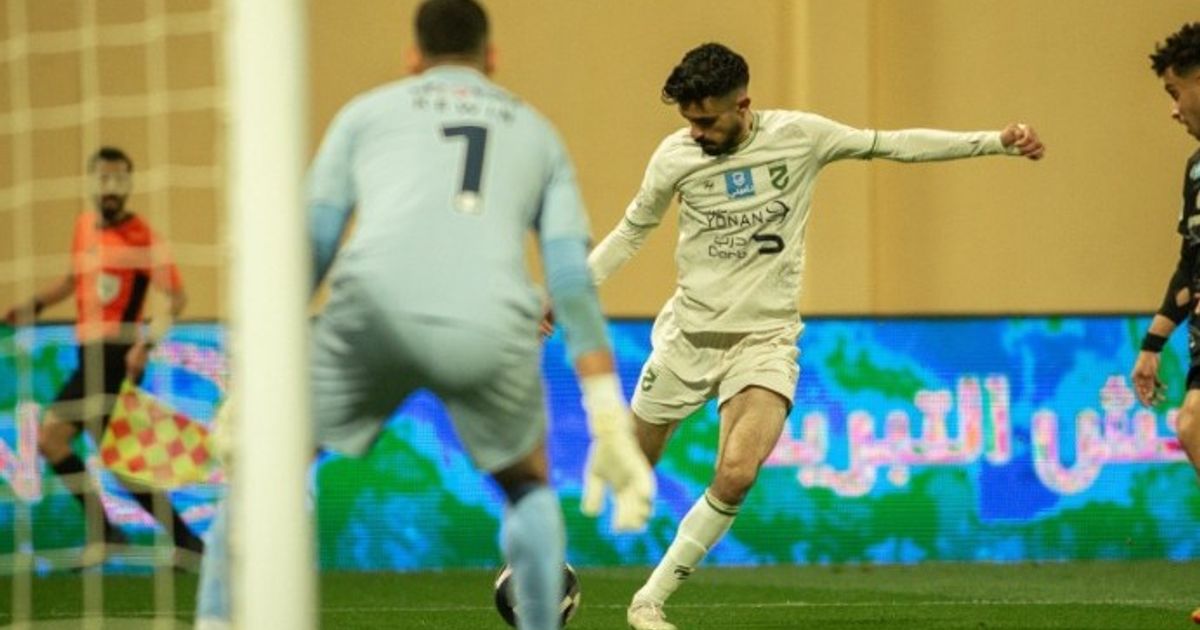 شاهد.. حارس ينقذ ركلتي جزاء ثم يسجل ضد مرماه في خسارة ضمك أمام الحزم