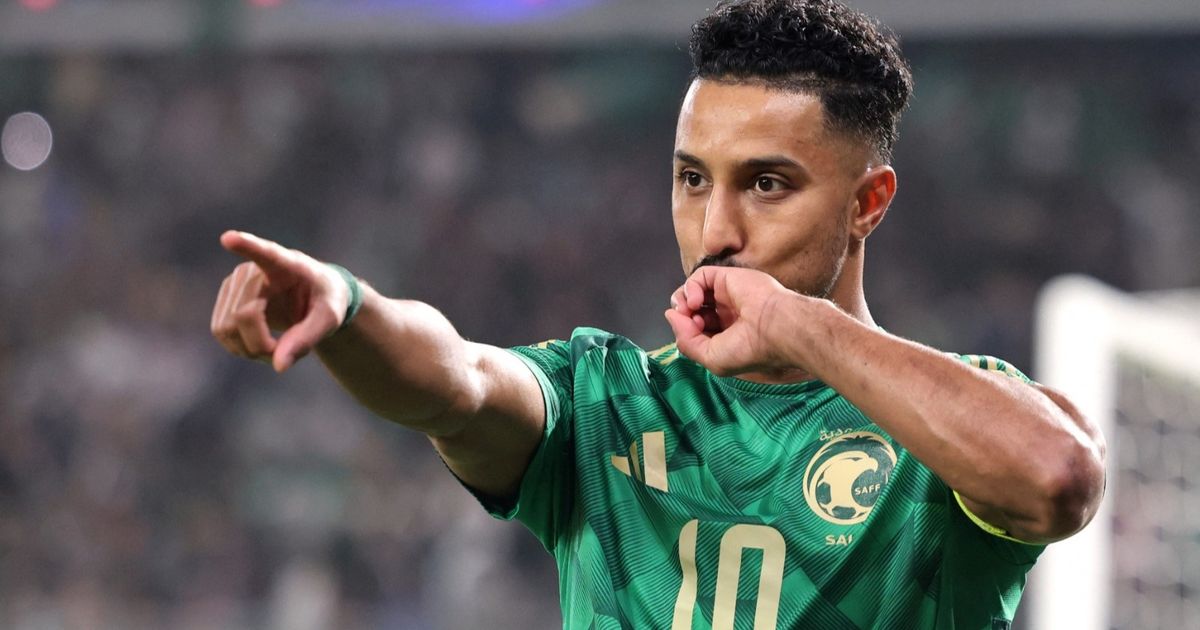 سالم الدوسري يطارد مجداً جديداً في تاريخ كرة القدم السعودية