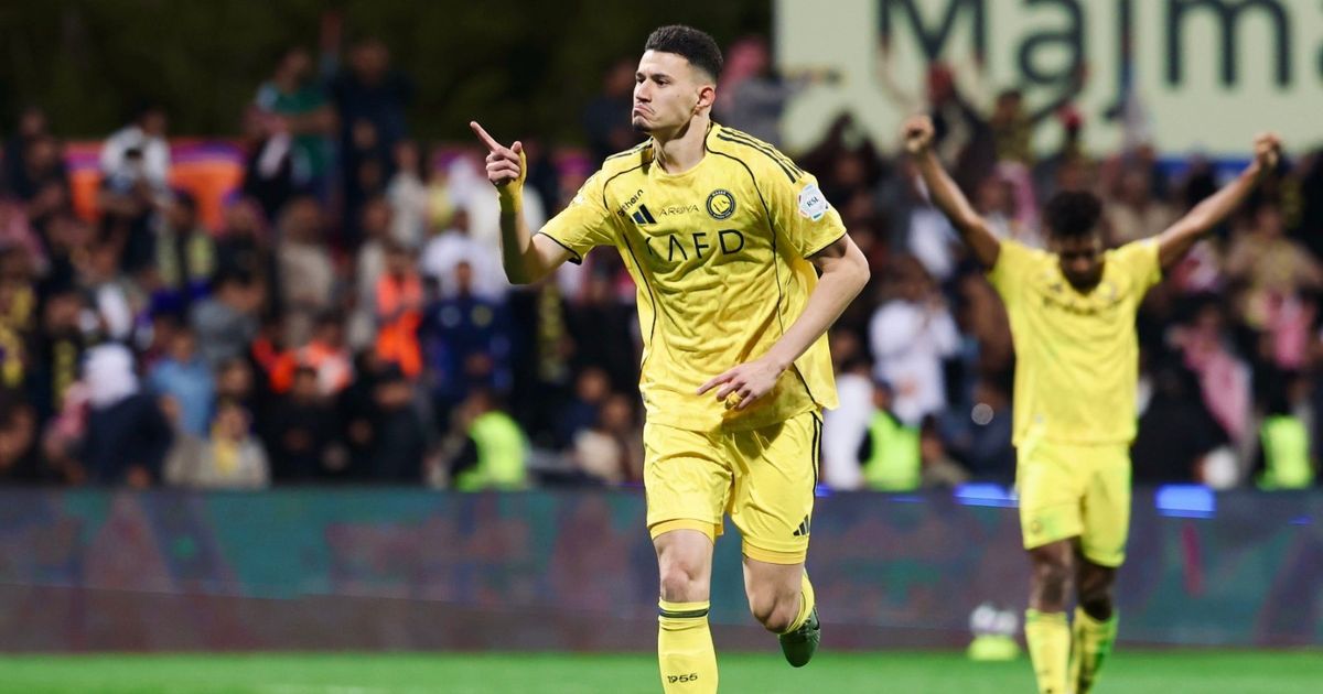 النصر يتقدّم على الخليج في الشوط الأول بهدف عبد الله الحمدان