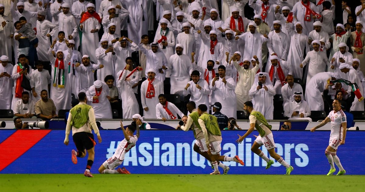 الإمارات تهزم عُمان بعد ريمونتادا في 7 دقائق وتقترب من كأس العالم. 