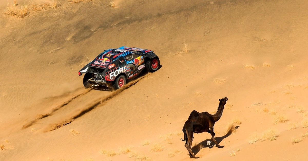 انقلاب سيارة ساينز "الأب" في المرحلة الثانية لرالي داكار بالسعودية