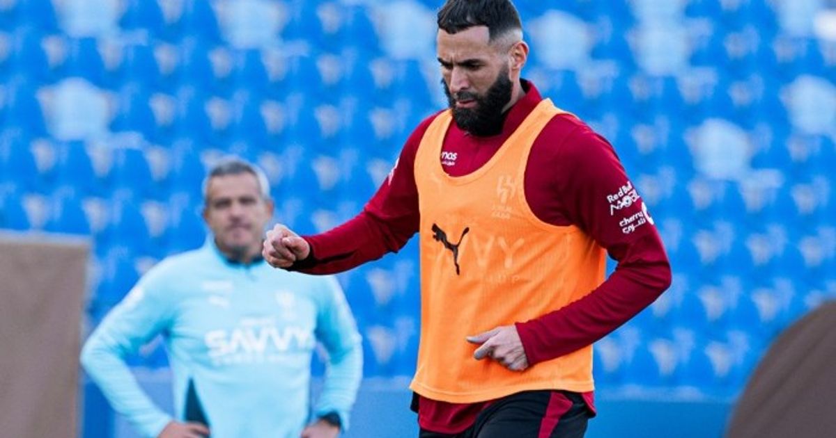 كريم بنزيما "بالأحمر" في أول مران مع الهلال.. من أول ضحاياه؟