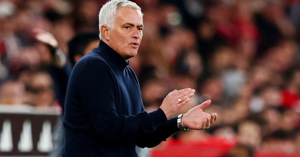 شاهد.. مورينيو ينفجر ضاحكاً في نقاش حول مستقبله مع بنفيكا