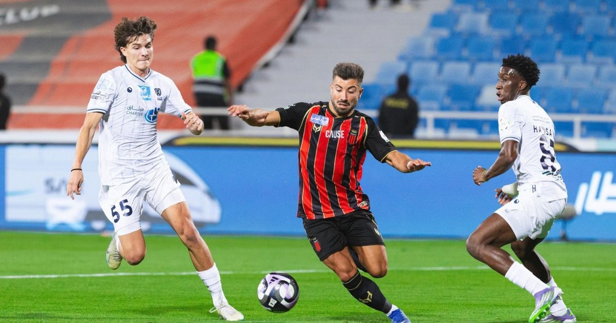 الرياض يهزم الأخدود ويضمن بقاءه في دوري روشن بعد هزيمة ضمك أمام النصر