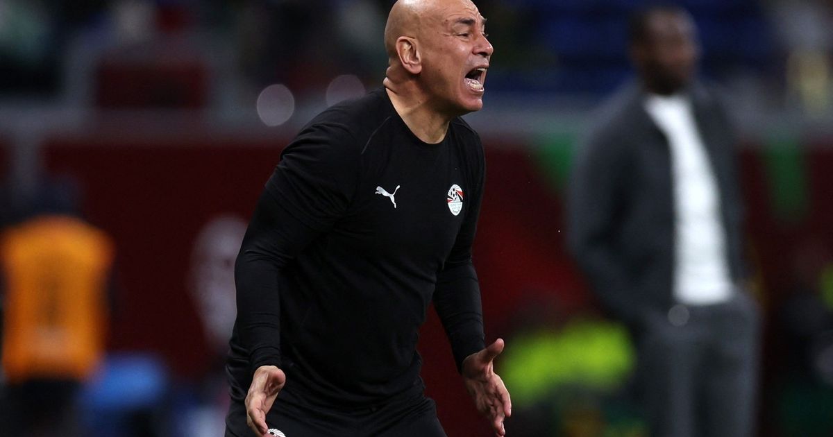 لماذا تواصل حسام حسن مدرب مصر مع مسؤولي برشلونة قبل شهرين؟