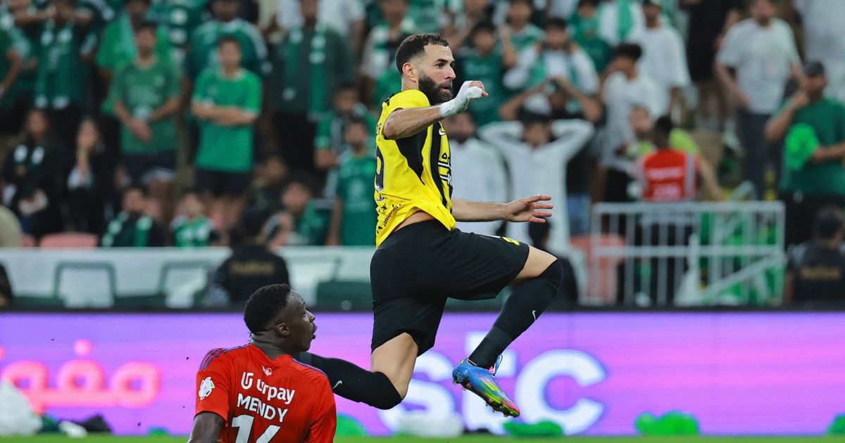 الاتحاد يعاقب الأهلي وينتزع نقطة في ديربي جدة بفضل بنزيما