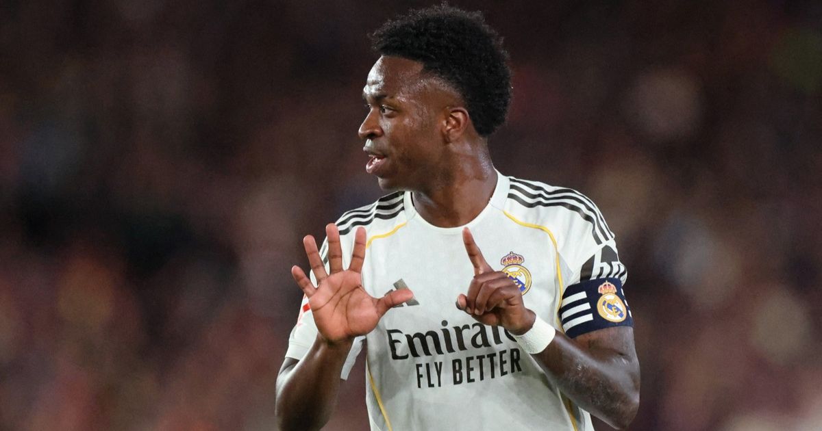 فينيسيوس يستفز جمهور برشلونة ويتقمص دور "أمين متحف" ريال مدريد