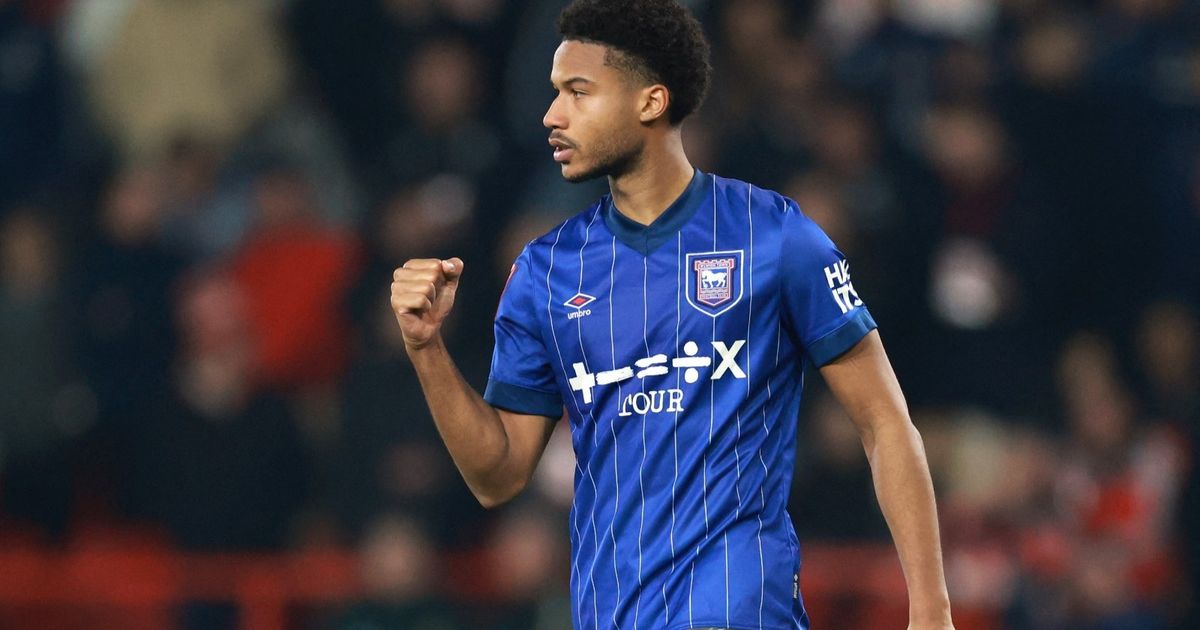 بعد موسم في البريميرليغ.. نيوم يستهدف لاعب وسط نابولي