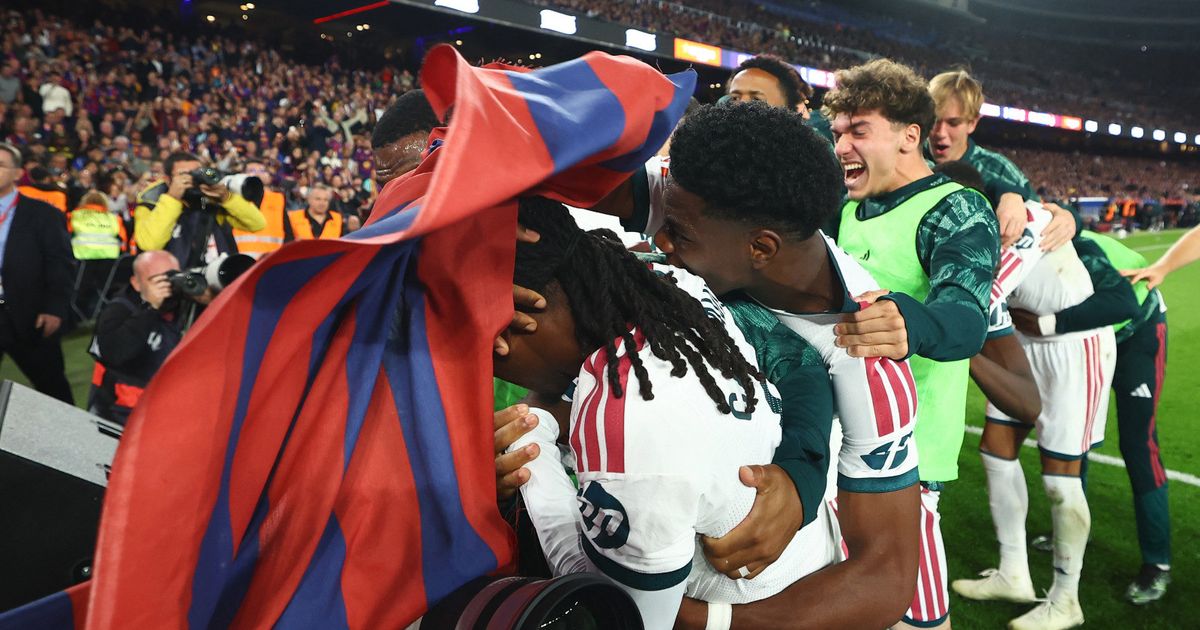 رابطة الدوري تحقق في "اعتداء" مشجع لبرشلونة على كامافينغا