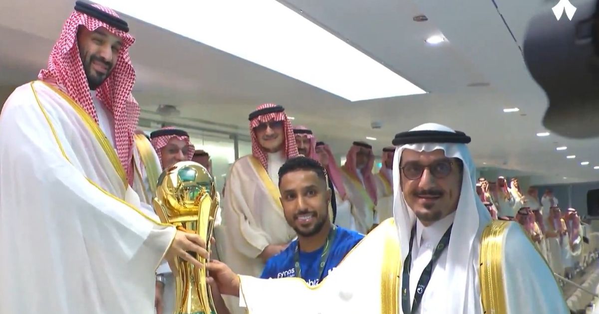 شاهد.. ولي العهد السعودي يسلّم كأس الملك إلى سالم الدوسري قائد الهلال