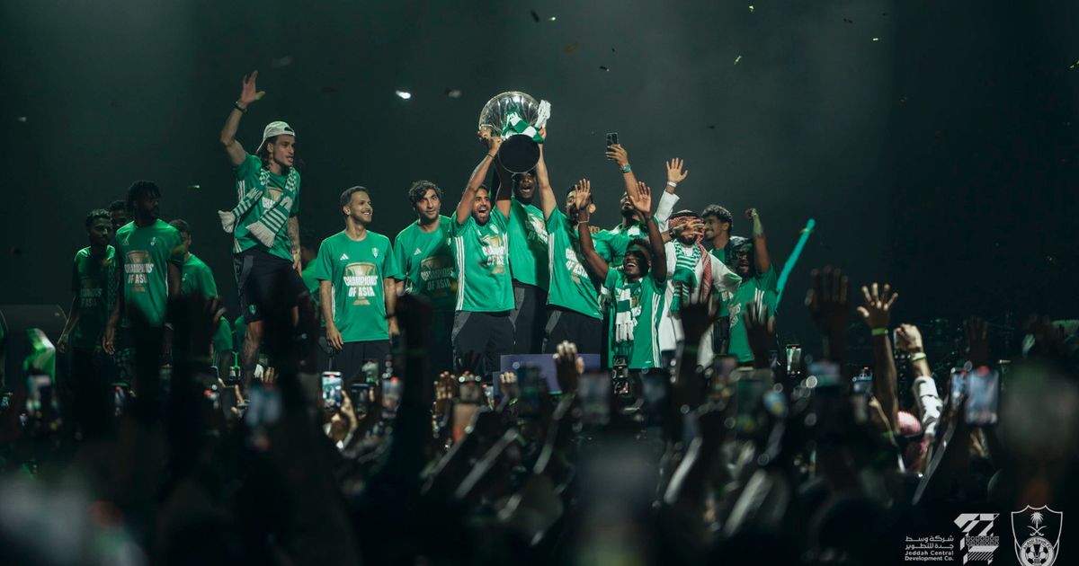 الأهلي يحتفل مع جمهوره ومحرز يعِد بالدوري السعودي بعد آسيا