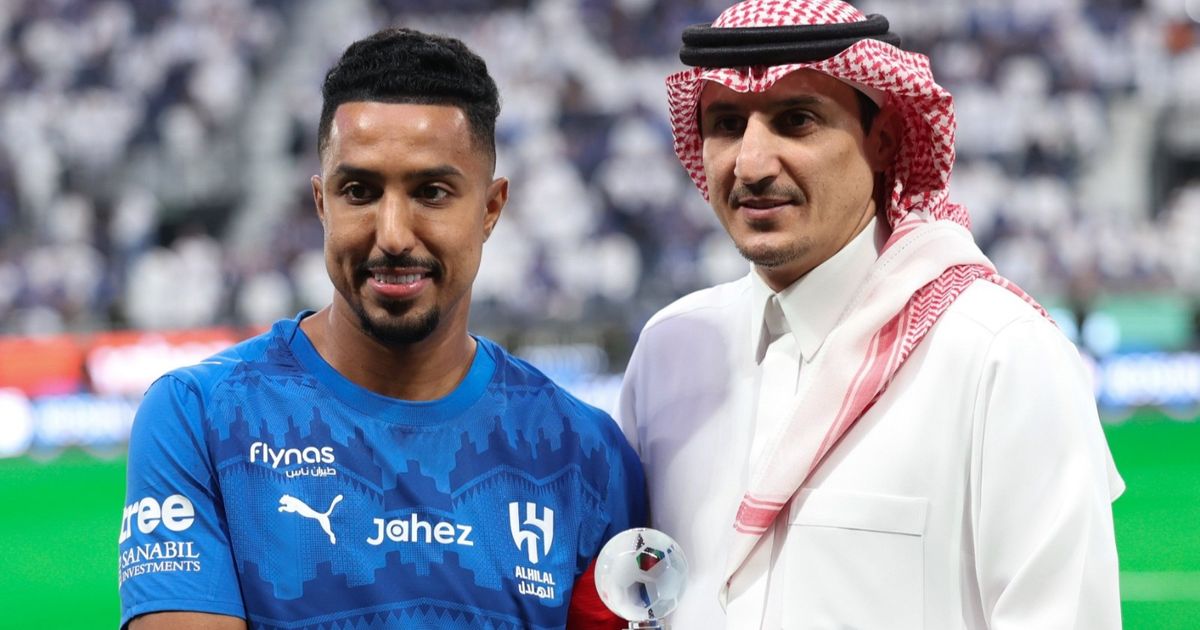 شاهد.. الدوسري يحتفل بجائزة أفضل لاعب سعودي لموسم 2024-25
