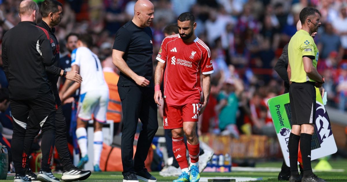 محمد صلاح يغادر أنفيلد "مصاباً".. فهل يكون الوداع الأخير؟