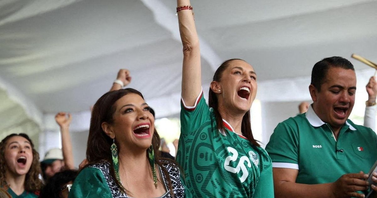 جدل سلمى حايك.. رئيسة المكسيك تبرر رفض حضور افتتاح كأس العالم