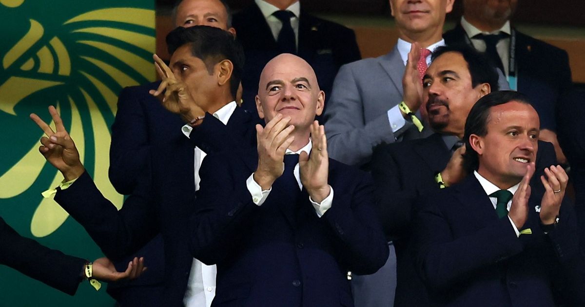 ما هو بند "إنفانتينو" الغريب في عقود فيفا مع قنوات بث كأس العالم