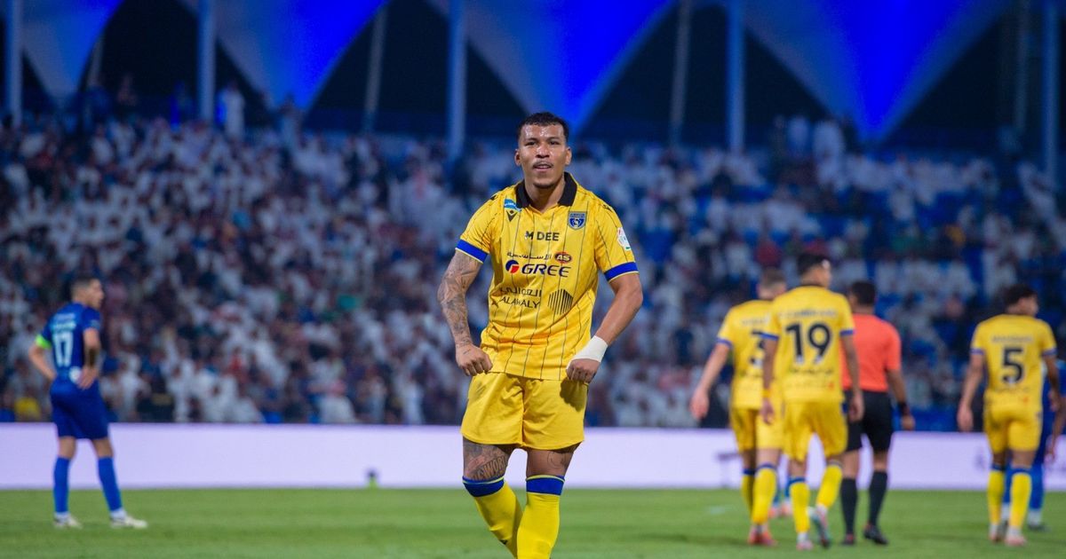 التعاون يكتسح الفتح ويشدد الخناق على النصر في صدارة الدوري السعودي