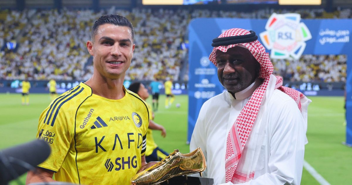 رونالدو يتسلّم جائزة الحذاء الذهبي للدوري السعودي 2024-2025