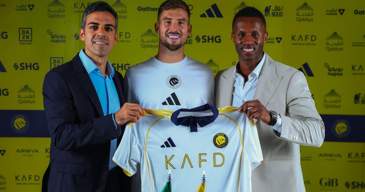 النصر يعلن التعاقد مع إنييغو مارتينيز في انتقال حر من برشلونة