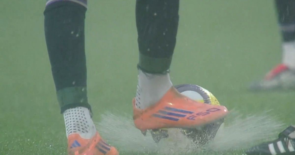 أمطار غزيرة تؤجل الشوط الثاني من مباراة السعودية والإمارات بكأس العرب