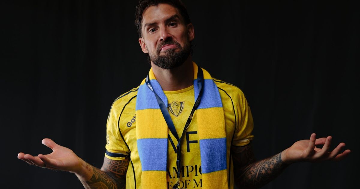 برشلونة يفتح ذراعيه أمام إنييغو مارتينيز.. ما موقف مدافع النصر؟