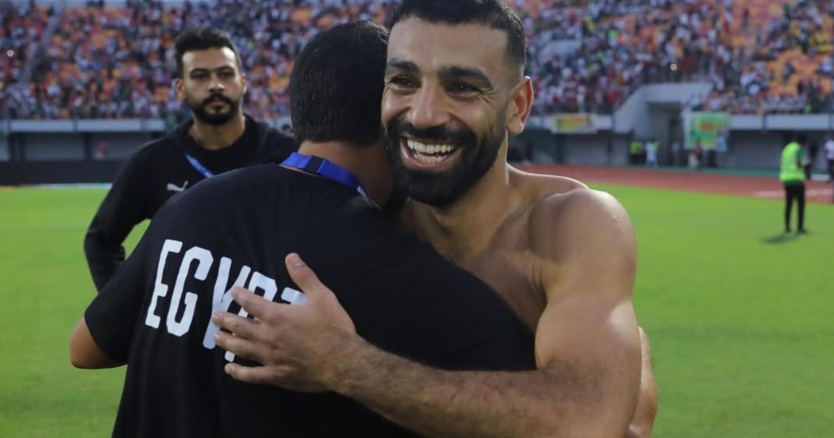 شاهد.. محمد صلاح يتسلّم هدية خاصة من منتخب بوركينا فاسو
