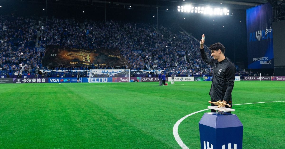 شاهد.. جمهور الهلال يحتفي بالحارس ياسين بونو في الدقيقة 37