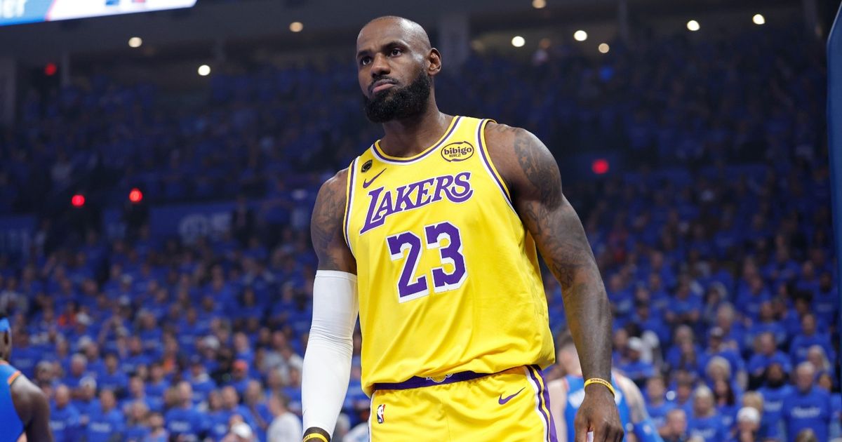 قرار صادم من الملك.. ليبرون جيمس يودع ليكرز ويشعل سوق NBA