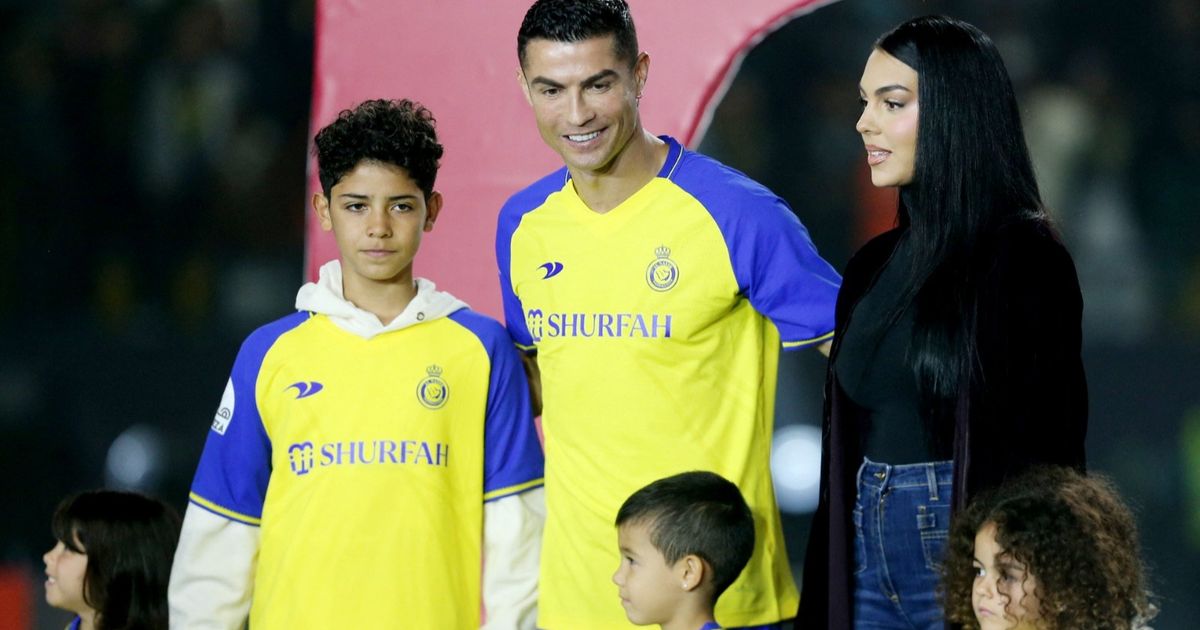 لن تُصدق.. ما قيمة خاتم الخطوبة الذي قدّمه رونالدو لخطيبته جورجينا؟