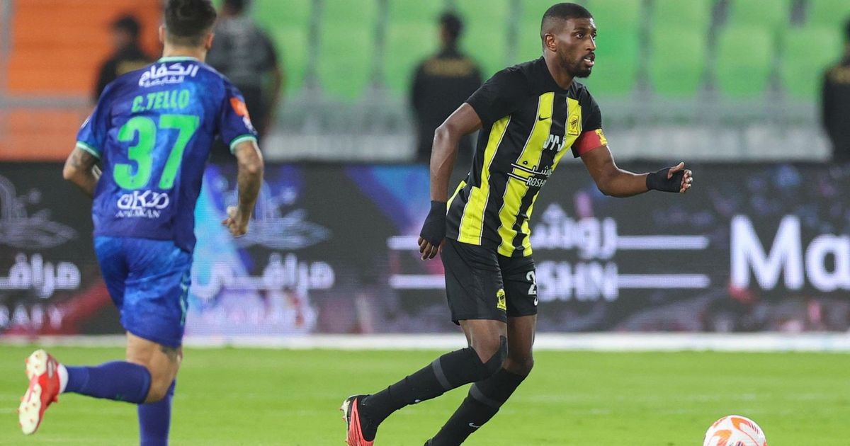 الاتحاد الآسيوي يوقف أحمد شراحيلي ويعاقب الاتحاد والأهلي والهلال