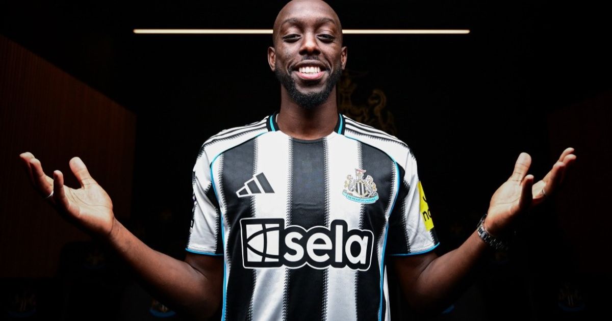 نيوكاسل يدرس بيع لاعبه الجديد ويسا بعد عام واحد فقط