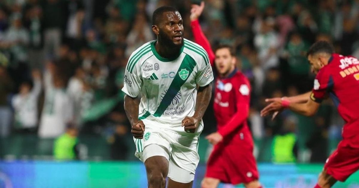 شاهد.. الأهلي يتصدر الدوري السعودي مؤقتاً بعد فوز مثير على ضمك