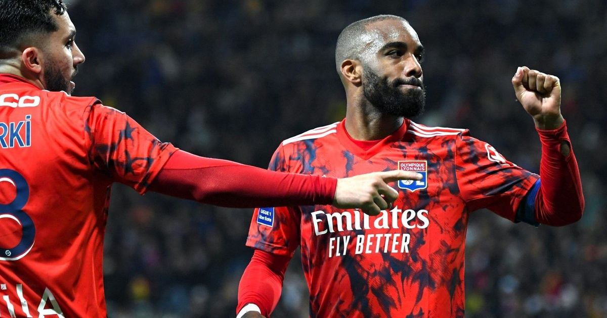 ليون يوافق على عرض نيوم.. لاكازيت في طريقه إلى السعودية