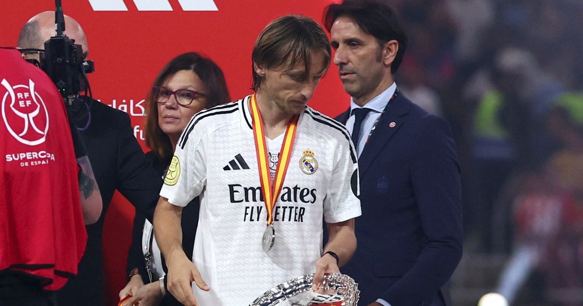 بيريز يواسي مودريتش بعد سقوط ريال مدريد في نهائي السوبر