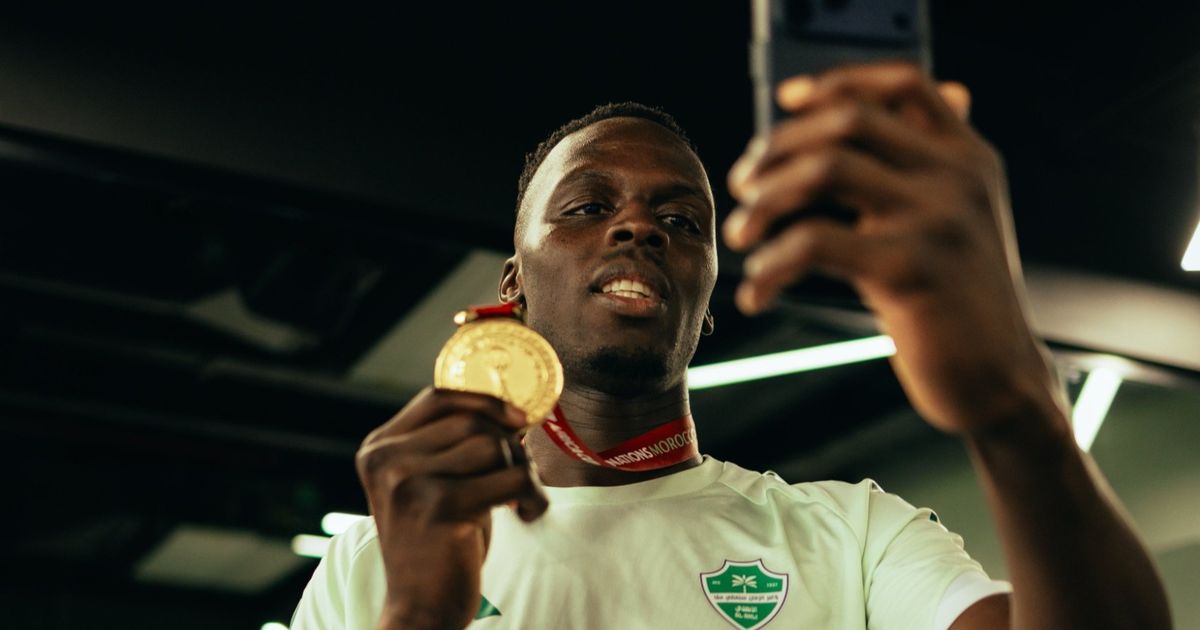 إدوارد ميندي لجمهور الأهلي: قائدكم عاد وجاهز لتقديم كل شيء