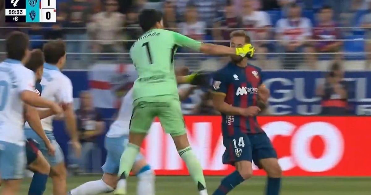 شاهد.. لكمة أندرادا تُشعل ديربي سرقسطة وهويسكا بالدوري الإسباني