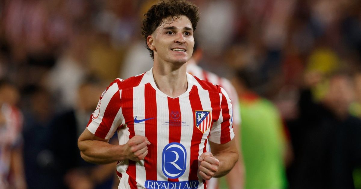 بعد شائعات منزل برشلونة.. هانزي فليك يتصل هاتفياً بخوليان ألفاريز