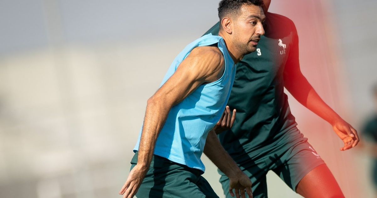 مهاجم منتخب مصر يطالب حسام حسن بـ"احترام المحترفين"