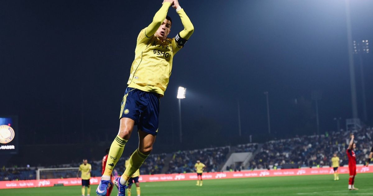 اللعب مع كريستيانو رونالدو أم العودة للأهلي؟ محمد أفشة يرد سريعاً