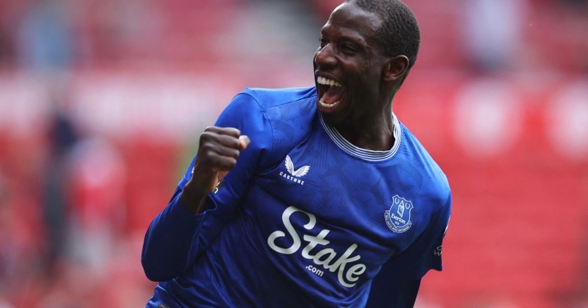 رفض التجديد مع إيفرتون.. نيوم في محادثات مع عبد الله دوكوري