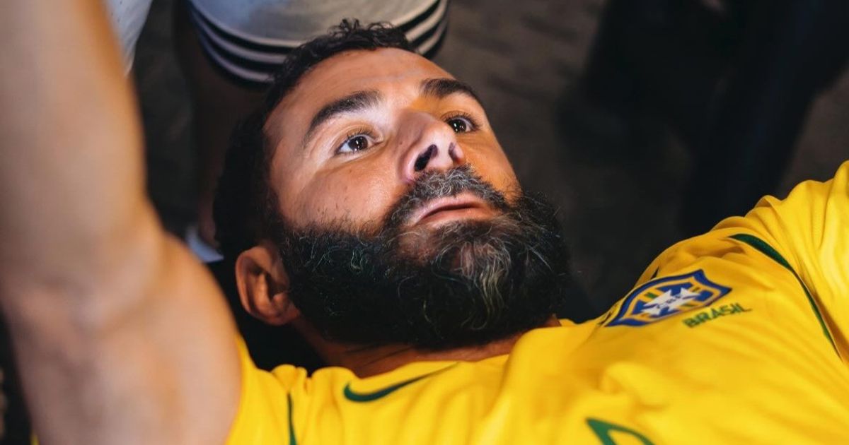 بنزيما يتدرّب بقميص نجمه المفضل ويحيي ذكريات بكأس العالم