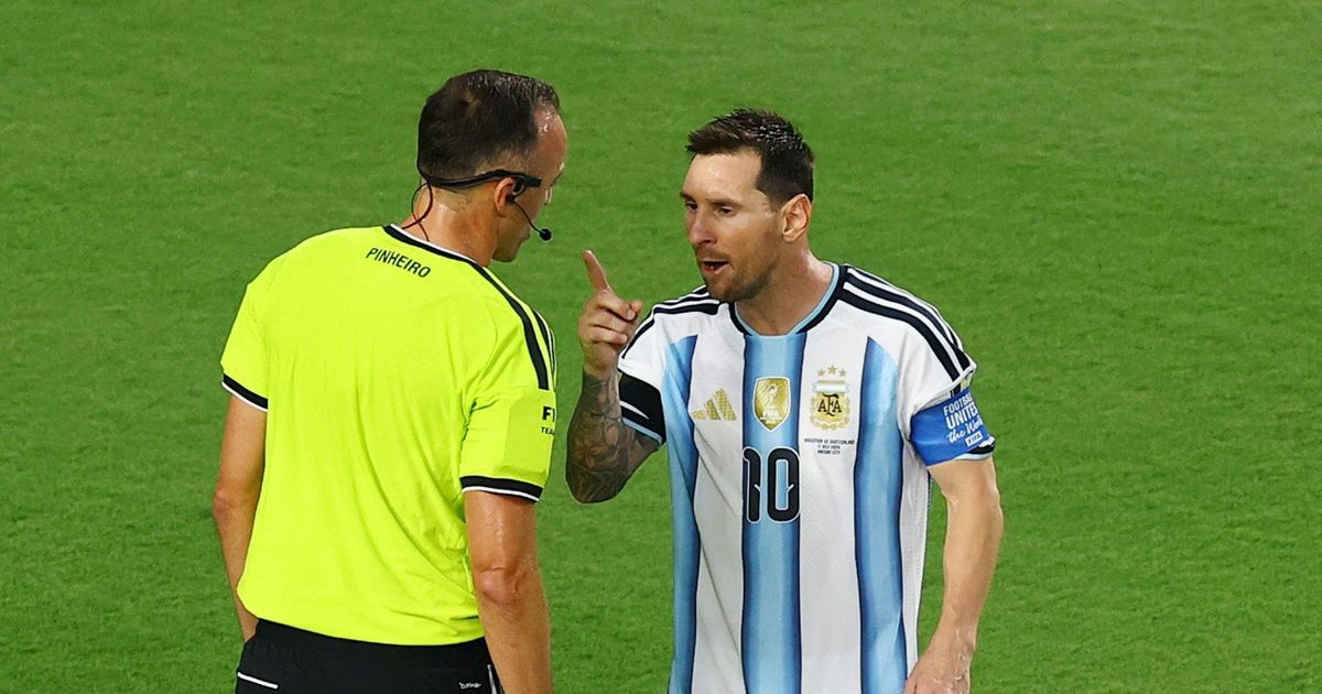 مساحات سبورت : حوار عاصف بين ميسي والحكم البرتغالي خلال مباراة الأرجنتين وسويسرا