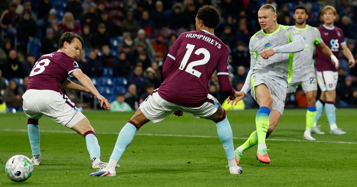 مانشستر سيتي ينتزع الصدارة ويطرد بيرنلي من الدوري الإنجليزي الممتاز