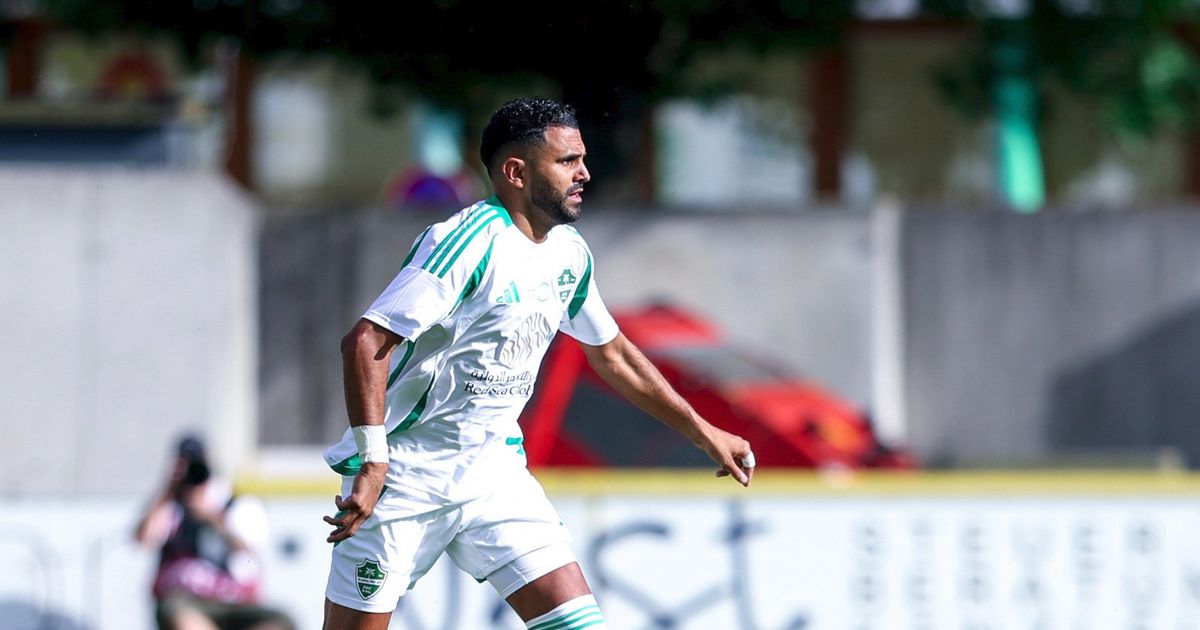 محرز "يختلف" مع رونالدو ويعتبر اللعب مع ميسي "مذهلاً"