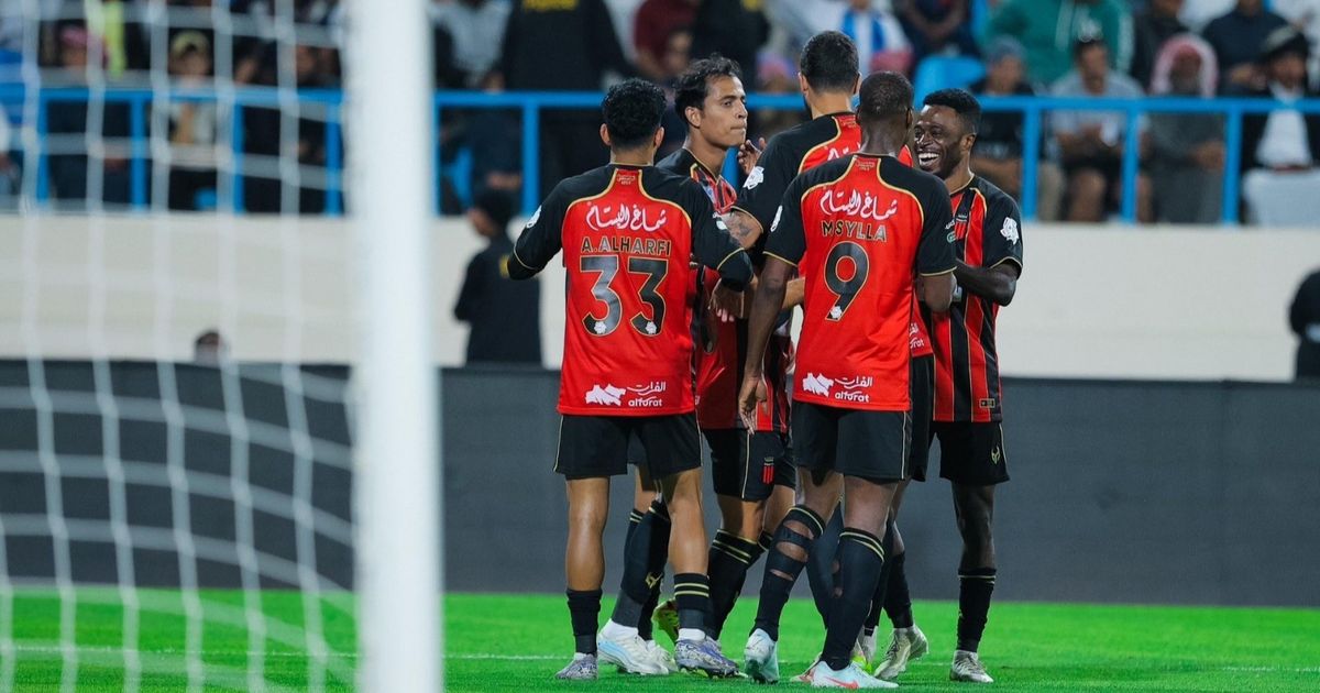 تعادل مثير.. الرياض يعود بهدف عالمي في الوقت الضائع أمام الأخدود