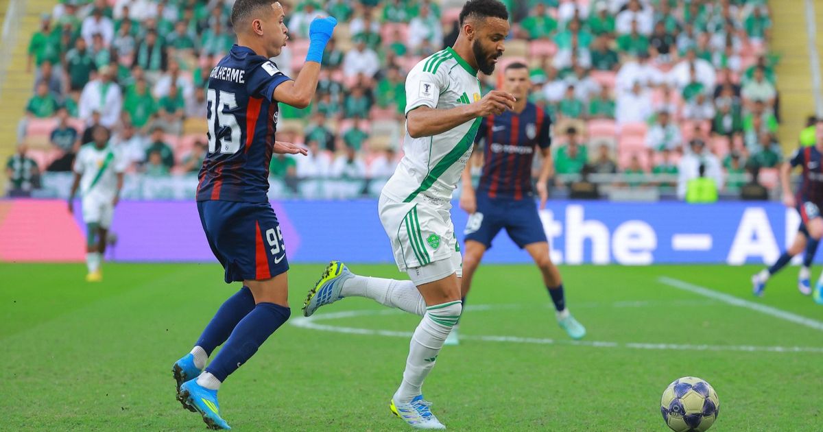 شاهد.. الأهلي بـ10 لاعبين ينتزع التعادل أمام جوهور في شوط أول مثير