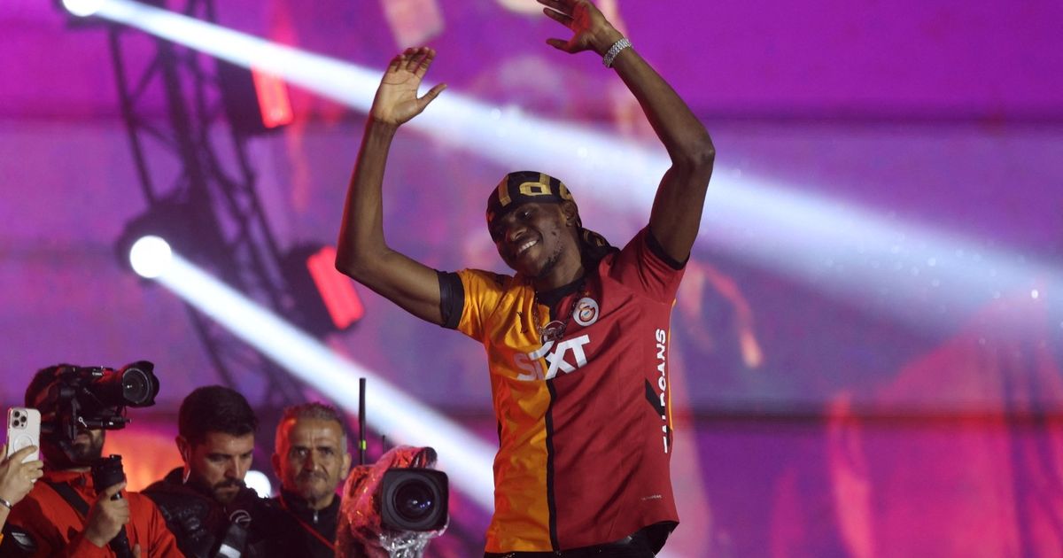 فيكتور أوسيمين يحسم مستقبله ويرد بغرابة على عرض الهلال الضخم