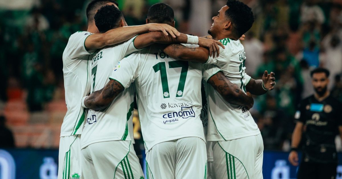 شاهد.. الأهلي يفرض هيمنته على ضمك مبكراً في الشوط الأول