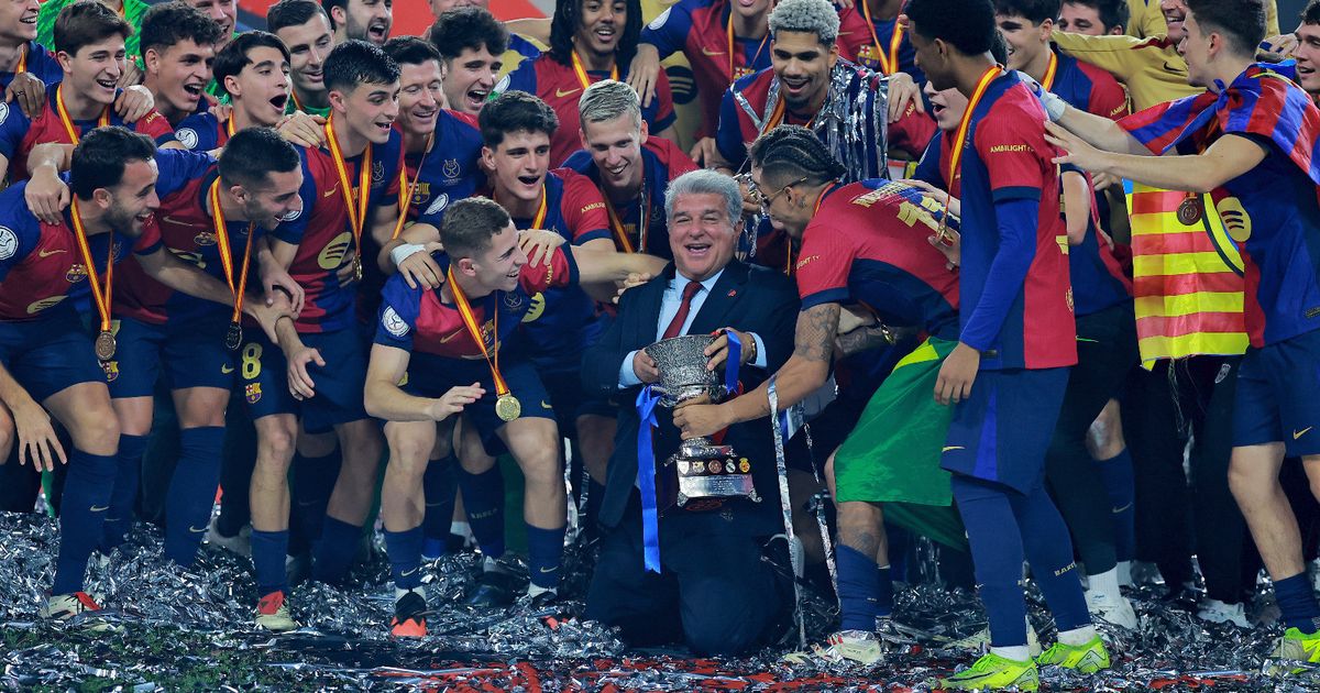 شاهد.. لابورتا يحتفل بجنون مع لاعبي برشلونة بكأس السوبر